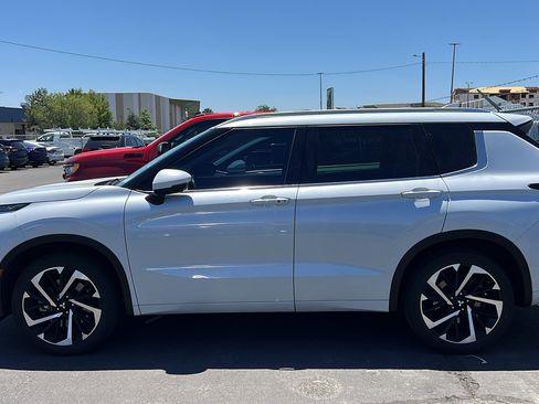 Used 2023 Mitsubishi Outlander AWD image 3