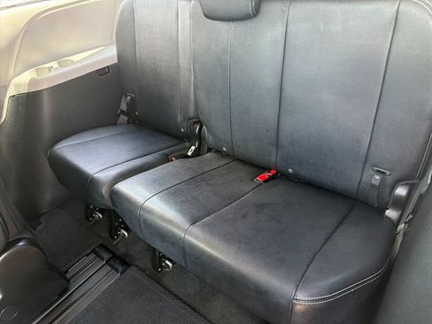 Used 2018 Toyota Sienna SE w/ Carpet Mat Package FWD image 16