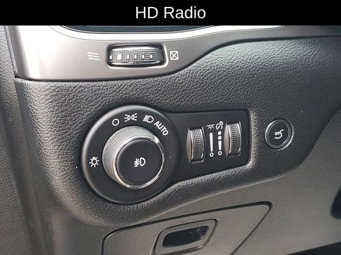 Used 2019 Jeep Cherokee Limited image 8