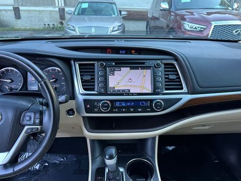 Used 2017 Toyota Highlander Limited image 16