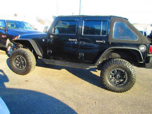 Used 2012 Jeep Wrangler Unlimited Rubicon w/ Dual Top Group AWD/4WD image 14