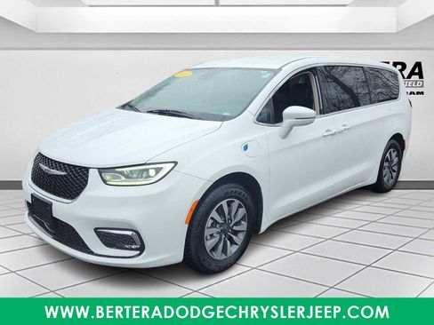 Used 2022 Chrysler Pacifica Touring-L FWD image 3