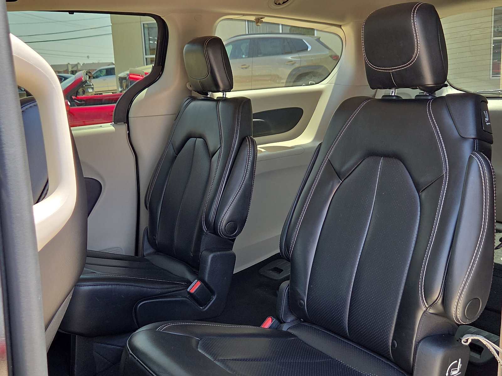 Used 2023 Chrysler Pacifica Touring-L FWD image 11
