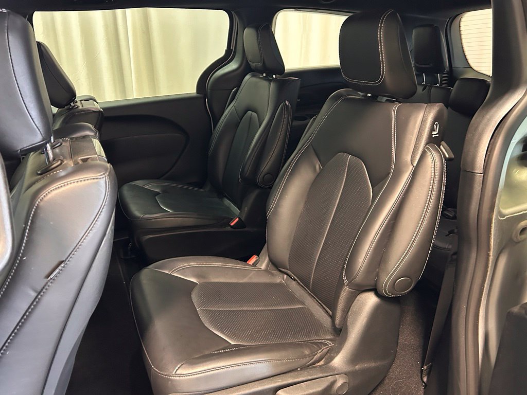 Used 2023 Chrysler Pacifica Touring-L w/ Uconnect Theater Family Group FWD image 7