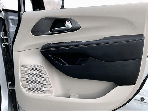 Used 2024 Chrysler Pacifica Touring-L FWD image 22