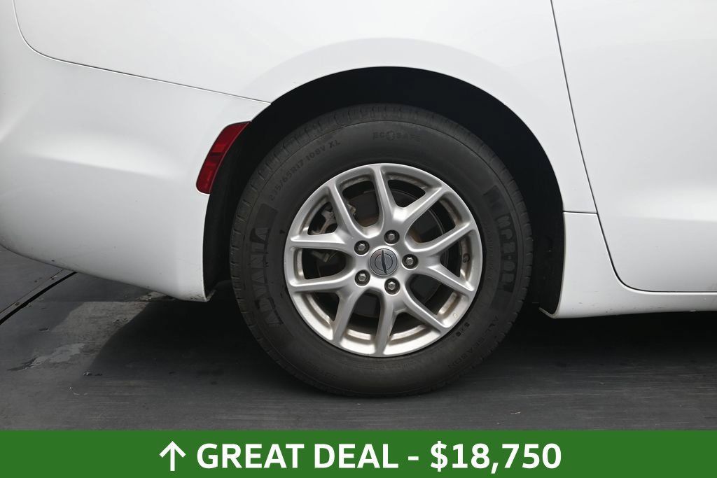 Used 2023 Chrysler Pacifica Touring-L FWD image 15