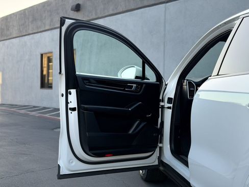 Used 2020 Porsche Cayenne S image 16