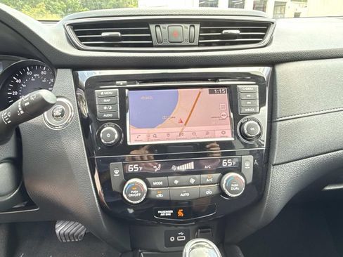 Used 2018 Nissan Rogue SV w/ Premium Package FWD image 23