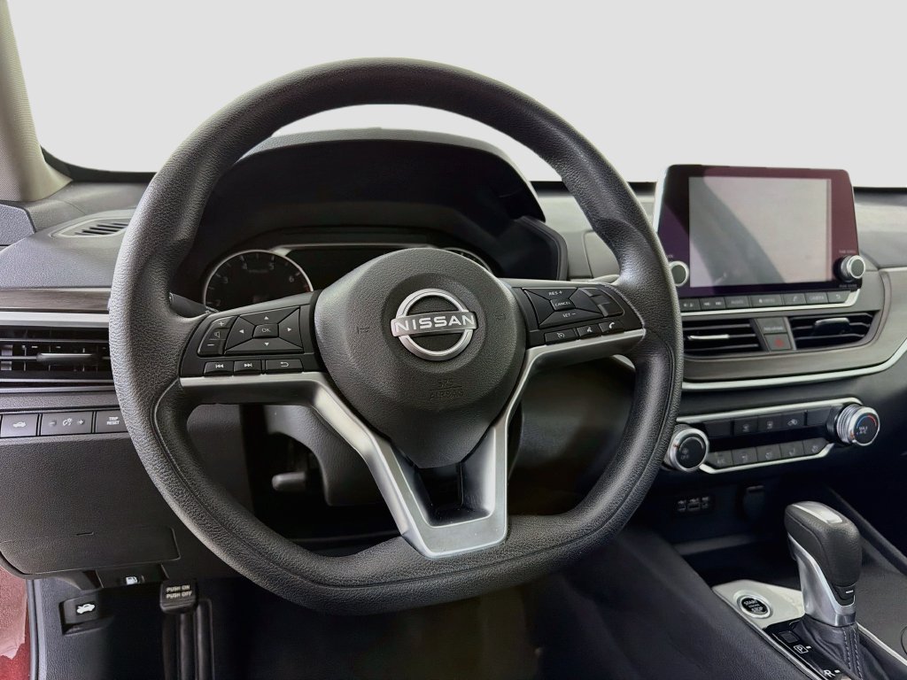 Used 2025 Nissan Altima 2.5 SV FWD image 15