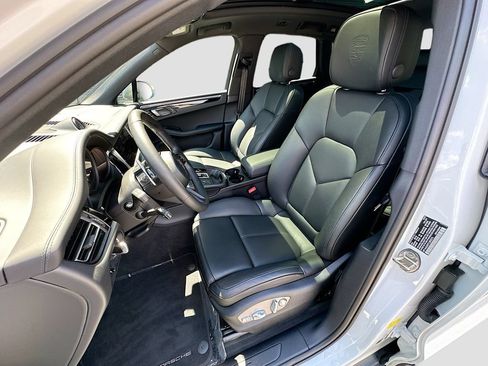 Certified 2026 Porsche Macan AWD/4WD image 5