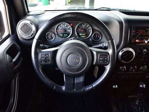 Used 2017 Jeep Wrangler Unlimited Rubicon w/ Connectivity Group AWD/4WD image 30