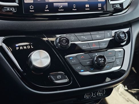 Used 2025 Chrysler Pacifica Select FWD image 35