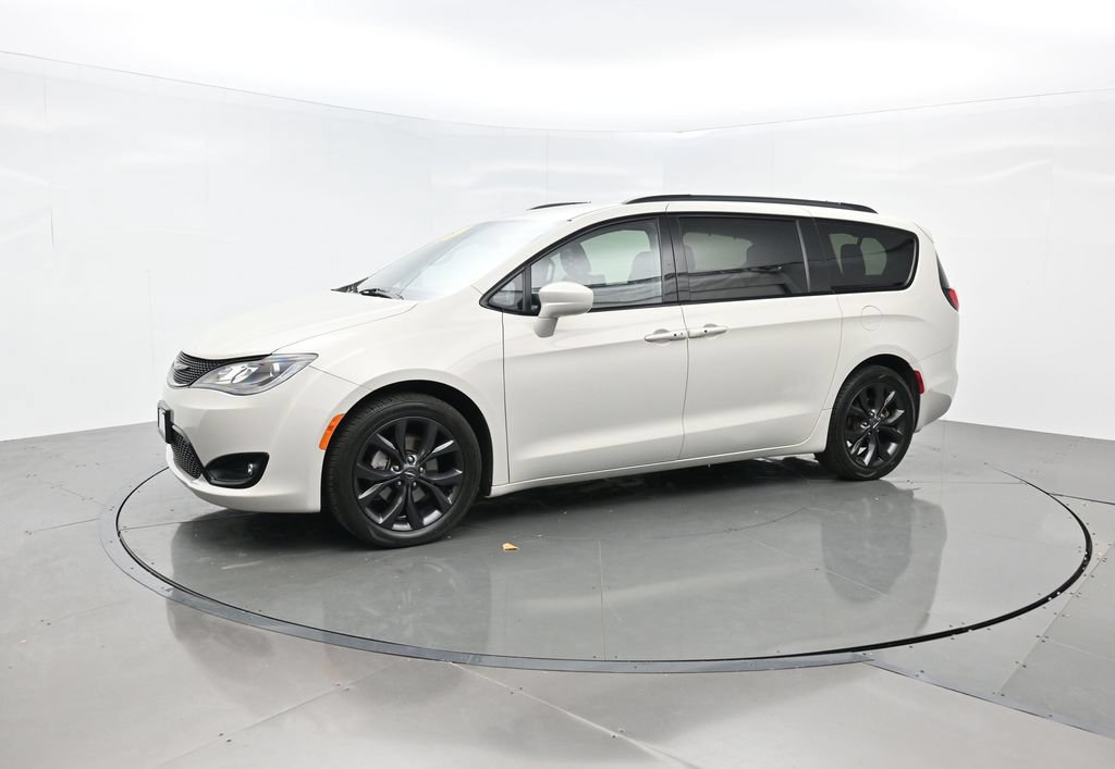 Used 2020 Chrysler Pacifica Touring-L w/ S Appearance Package FWD image 2