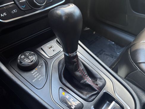 Used 2019 Jeep Cherokee Trailhawk w/ Comfort/Convenience Group AWD/4WD image 18