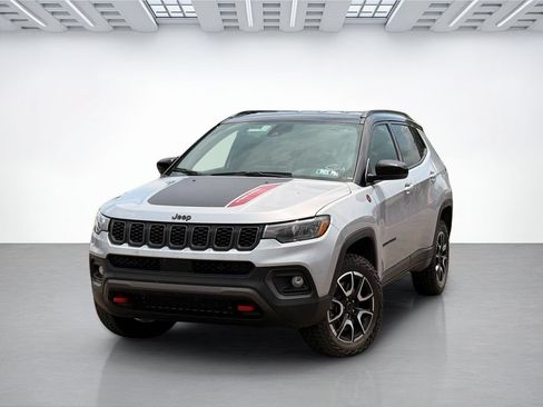 Used 2025 Jeep Compass Trailhawk AWD/4WD image 2