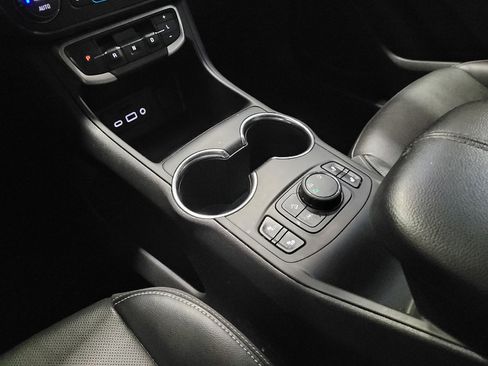 Used 2022 GMC Terrain SLT AWD/4WD image 26