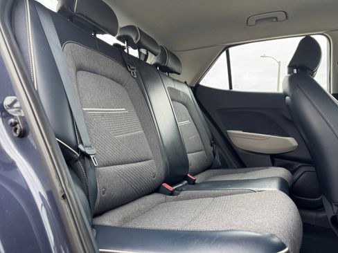 Used 2022 Hyundai Venue Limited image 18