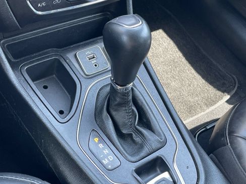 Used 2019 Jeep Cherokee Latitude Plus FWD image 23