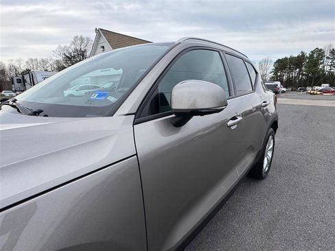 Used 2022 Volvo XC40 T4 Momentum image 13