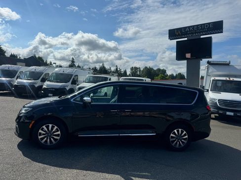 Used 2023 Chrysler Pacifica Limited FWD image 3