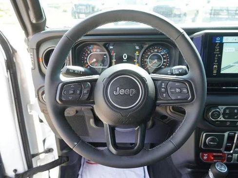 Certified 2025 Jeep Gladiator Mojave AWD/4WD image 25