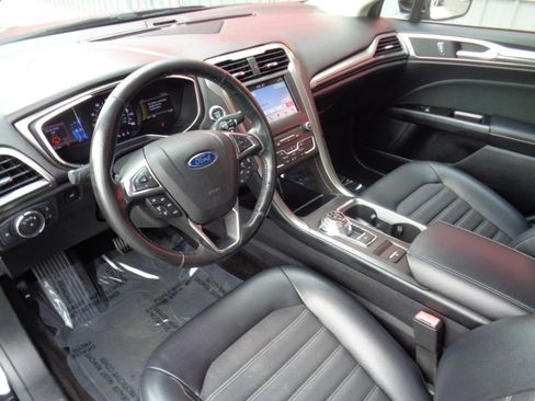 Used 2017 Ford Fusion SE w/ Equipment Group 201A FWD image 2