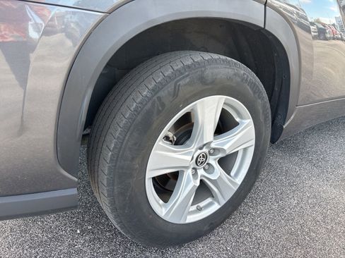 Used 2023 Toyota Highlander LE image 5