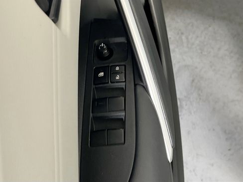 Used 2023 Toyota Corolla Cross L image 17