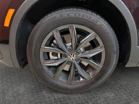 Certified 2024 Volkswagen Tiguan SE FWD image 18