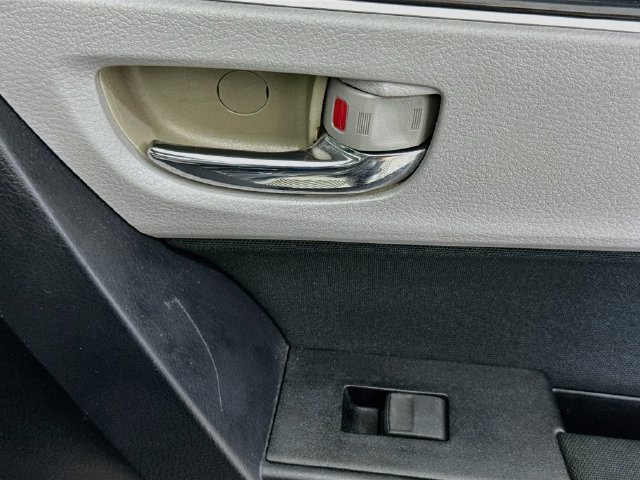 Used 2018 Toyota Corolla LE FWD image 27