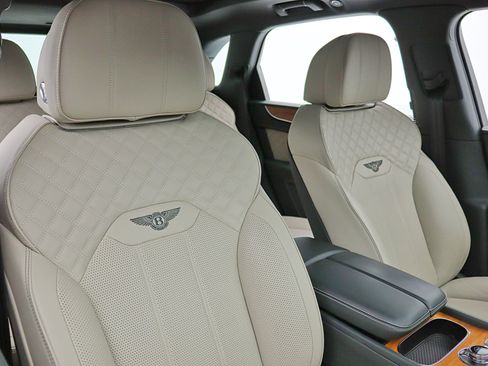 Certified 2023 Bentley Bentayga AWD/4WD image 30