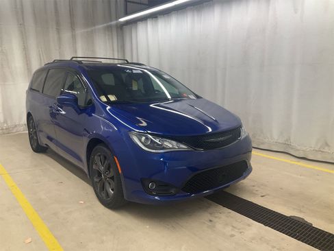 Used 2018 Chrysler Pacifica Touring-L Plus w/ Advanced Safetytec Group FWD image 2