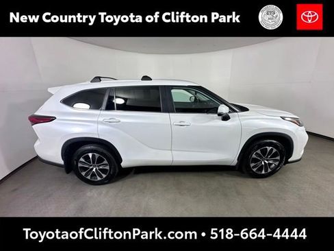 Used 2023 Toyota Highlander XLE AWD/4WD image 2