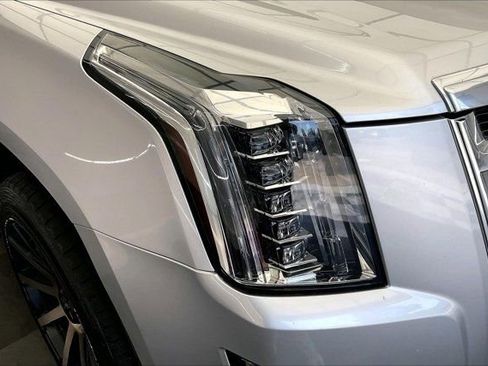 Used 2019 Cadillac Escalade ESV Luxury AWD/4WD image 27