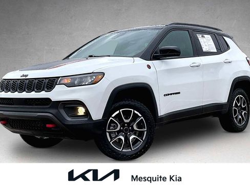 Used 2025 Jeep Compass Trailhawk AWD/4WD image 1