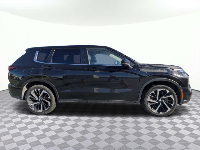 Used 2024 Mitsubishi Outlander SE FWD image 2