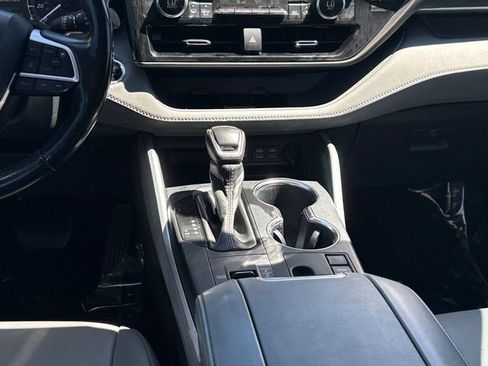 Used 2023 Toyota Highlander XLE FWD image 17