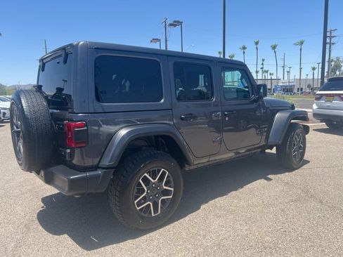 Used 2025 Jeep Wrangler Unlimited Sahara AWD/4WD image 4