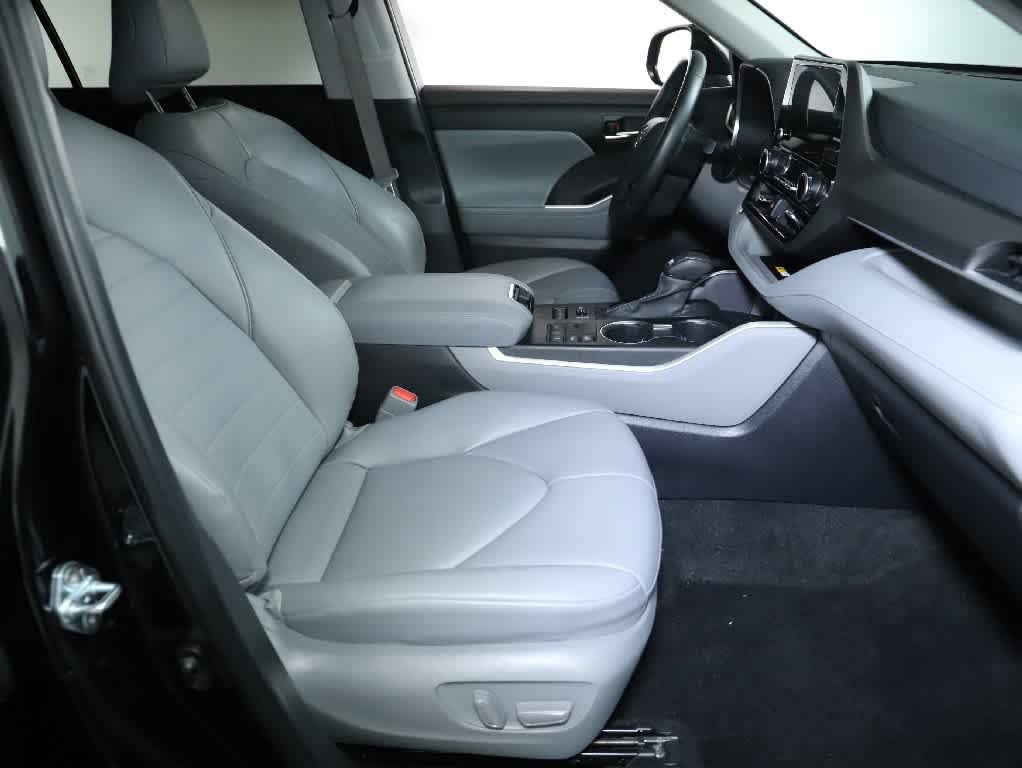 Used 2024 Toyota Highlander XLE AWD/4WD image 35