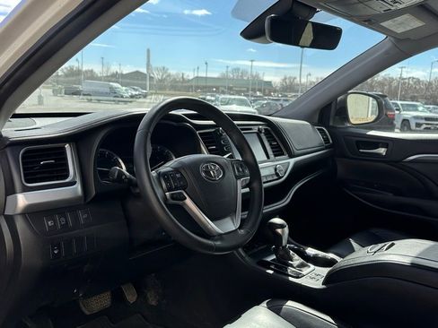Used 2017 Toyota Highlander SE w/ Carpet Mat Package image 10