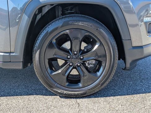 Used 2019 Jeep Compass Latitude FWD image 11