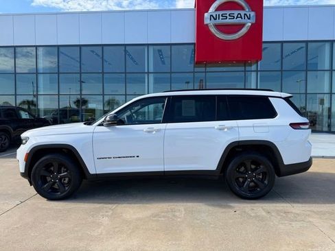 Used 2023 Jeep Grand Cherokee L Laredo image 2