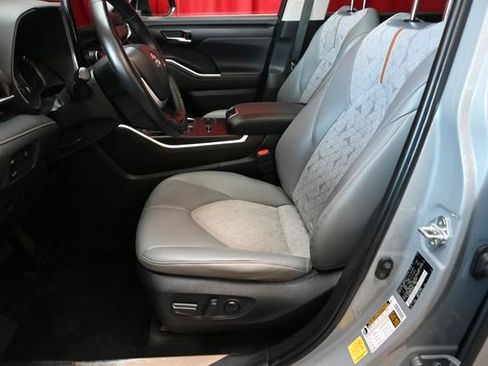 Certified 2023 Toyota Highlander Bronze Edition image 3