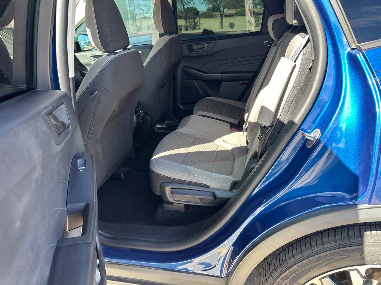 Used 2022 Ford Escape SE w/ SE Sport Appearance Package FWD image 4
