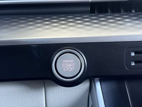 Used 2022 Kia Carnival LX FWD image 15
