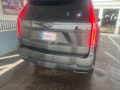 Used 2023 Cadillac Escalade Premium Luxury RWD image 6