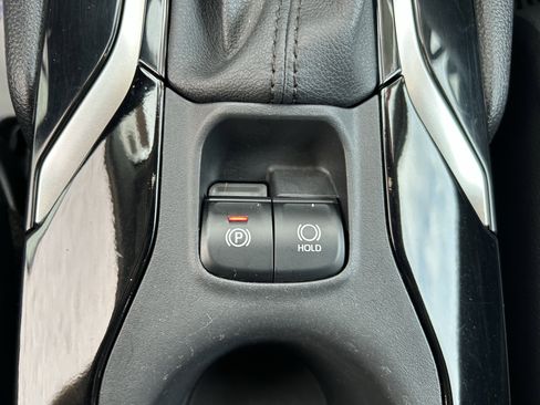 Certified 2022 Toyota Corolla Cross XLE image 32