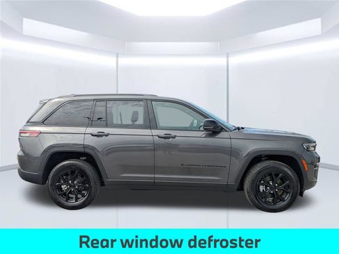 Used 2025 Jeep Grand Cherokee Altitude AWD/4WD image 8