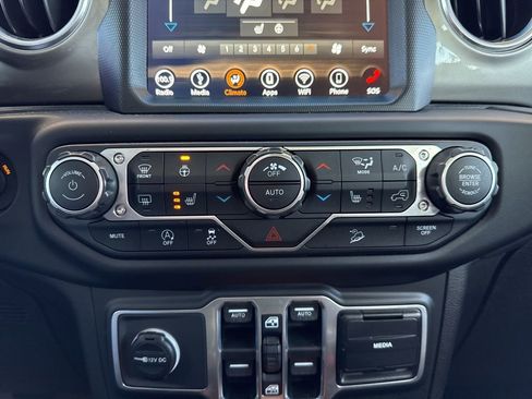 Used 2018 Jeep Wrangler Unlimited Sahara image 17