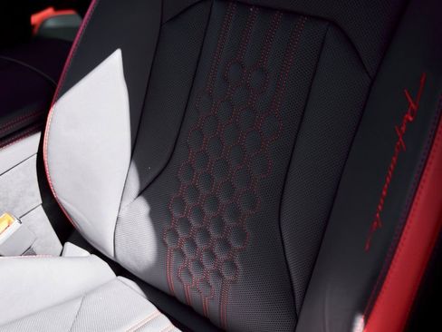 Used 2024 Lamborghini Urus Performante AWD/4WD image 61